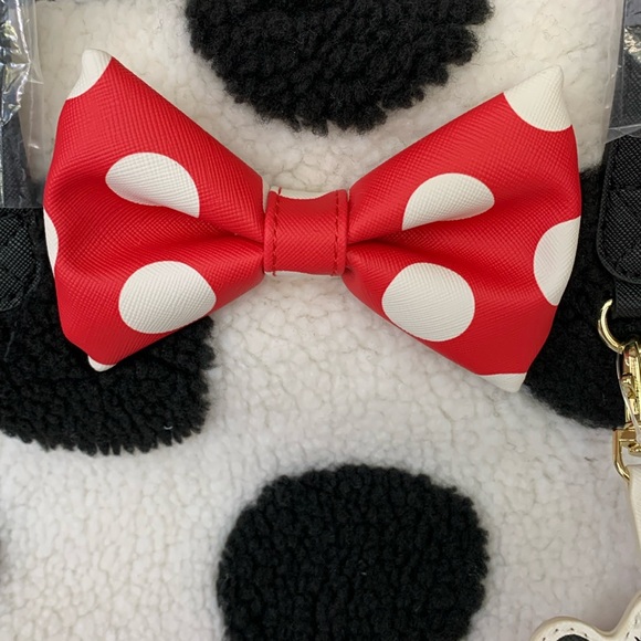 Loungefly x Disney Minnie Rocks the Dots Sherpa Bag - Picture 2 of 16